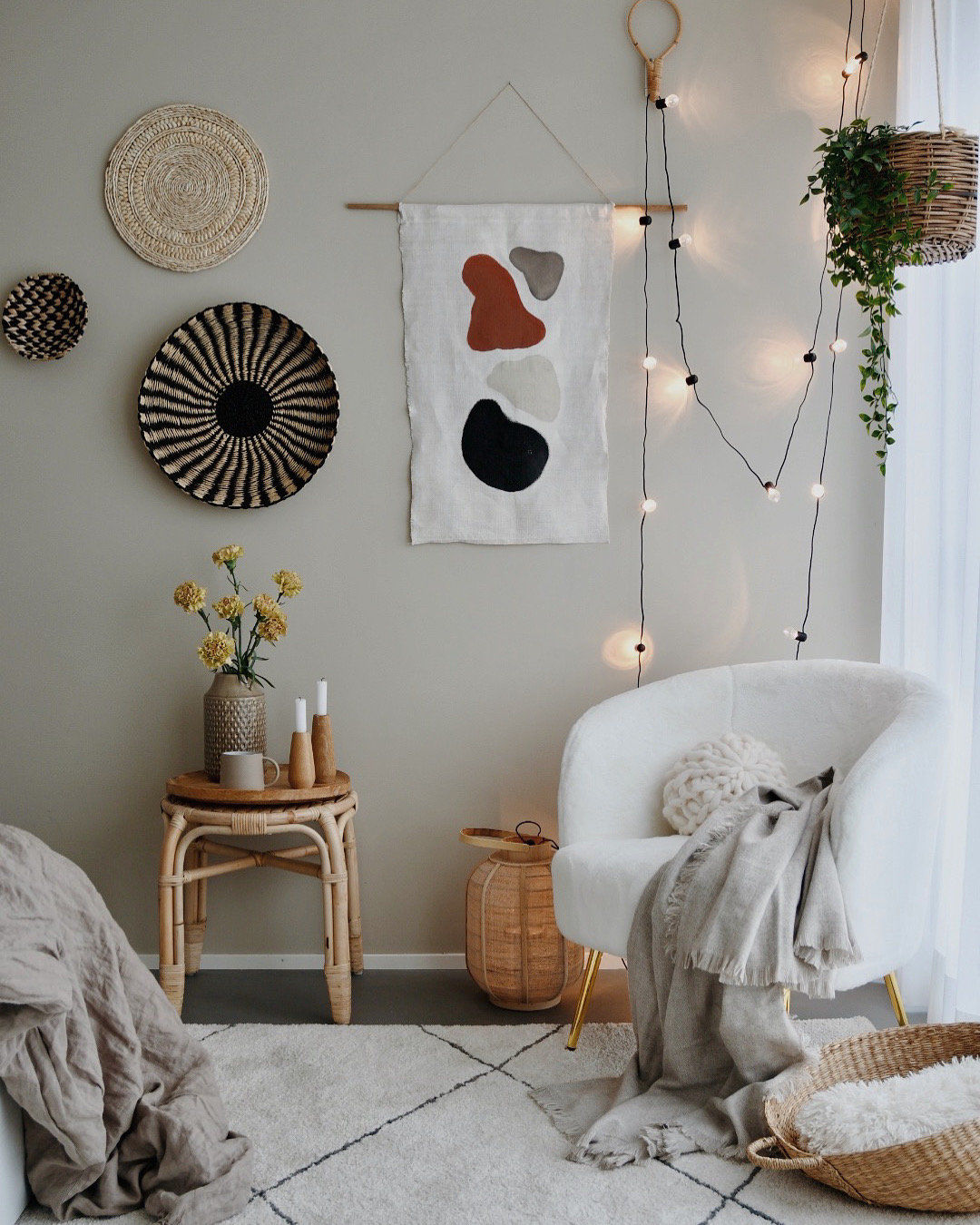 coin cosy chambre épurée guirlande lumineuse canapé rond blanc scandinave tapis berbère