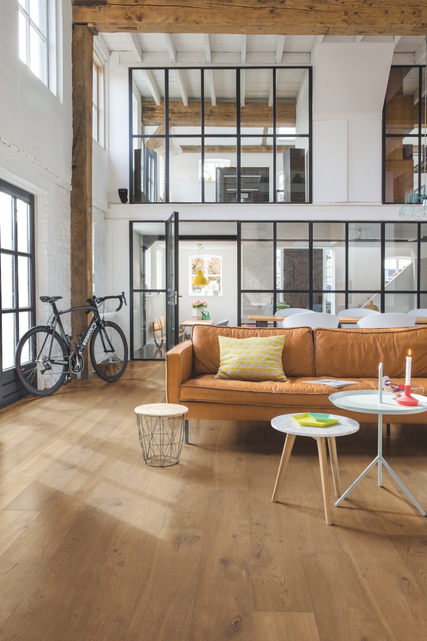duplex industriel cloison fixe verrière poutre en bois brut canapé cuir marron camel