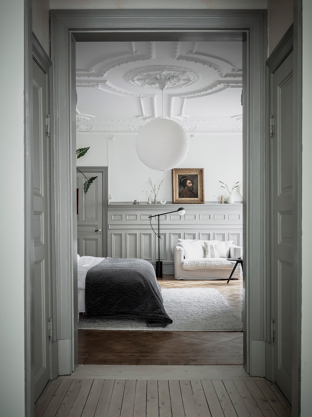 entrée chambre lit double tons gris blanc sobre déco contemporaine