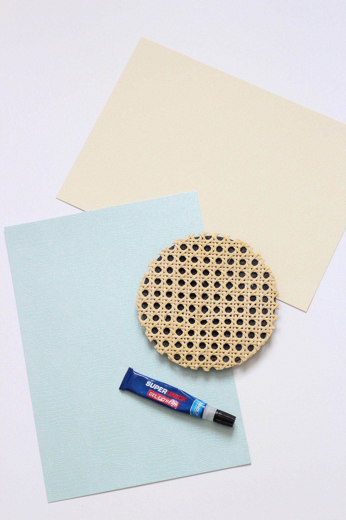 fabriquer un porte bijoux diy cannage feutrine colle facile tutoriel idée bricolage anniversaire ado fille