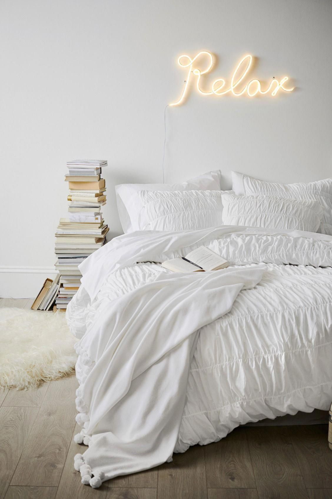 néon jaune déco chambre zen cosy blanche parquet bois gris tapis fourrure cadeau fille ado