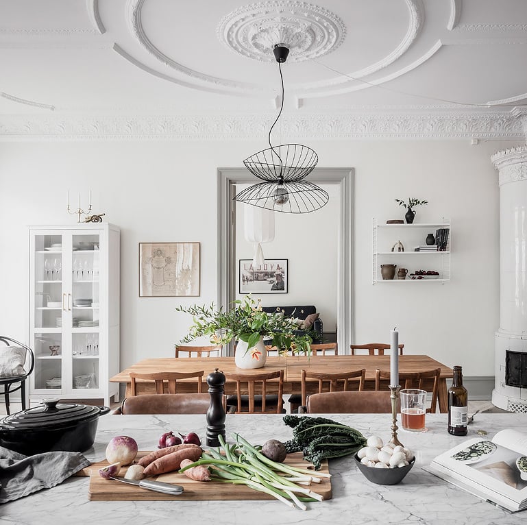 pièce de vie lumineuse table bois armoire blanc porte vitrée blog déco