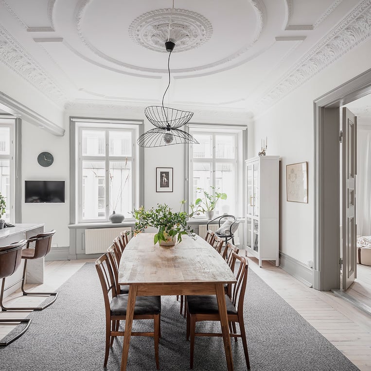 salle à manger lumineuse fenêtre table bois brut déco moderne mobilier rustique rétro