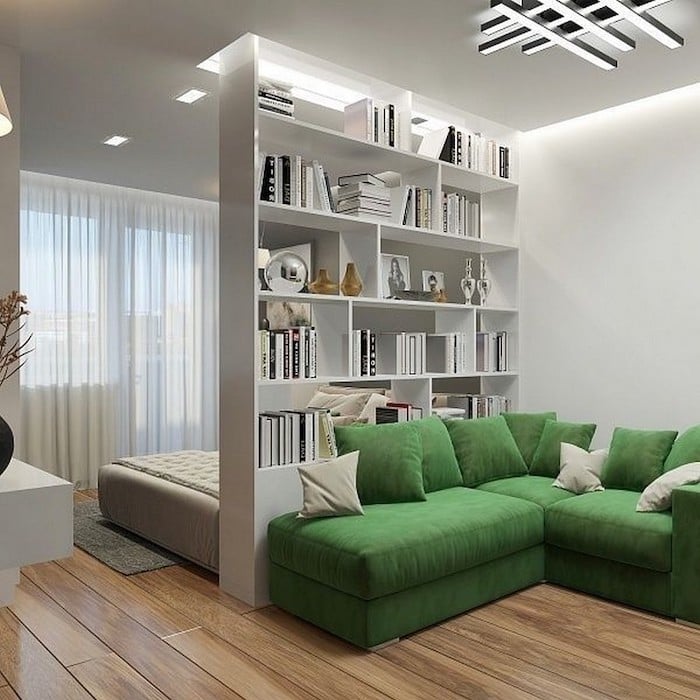 studio lumineux commode blanche cloison canapé vert néon lumineux plafond