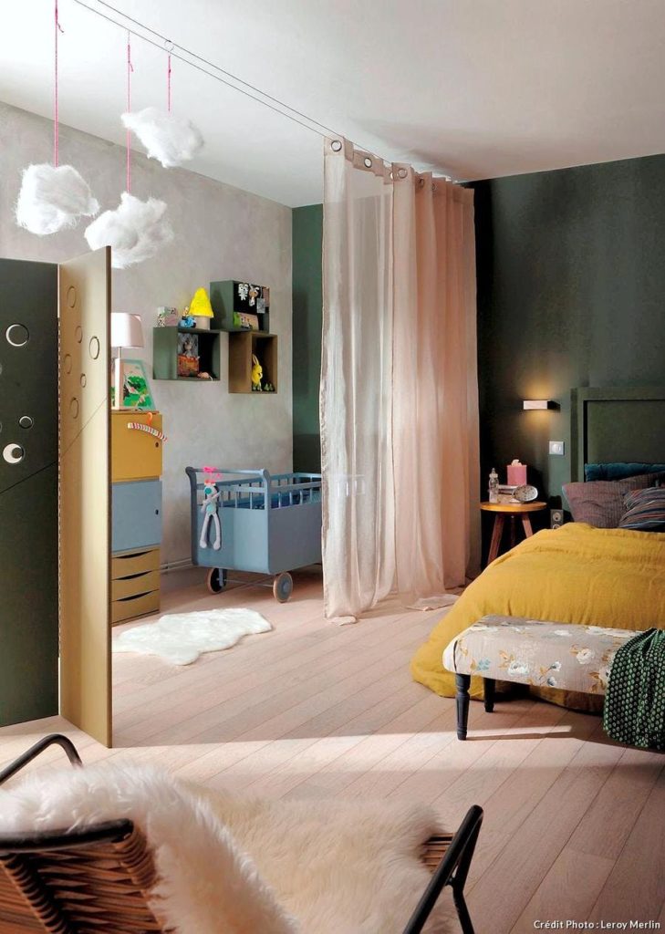 suite parental et chambre enfant rideau déco bucolique ton pastel rose bleu jaune moutarde berceau enfant chariot en bois à roulette