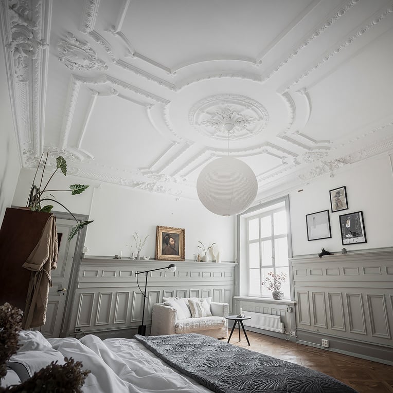 suite parentale moulure au mur et plafond suspension lumineuse papier blanc sol parquet bois