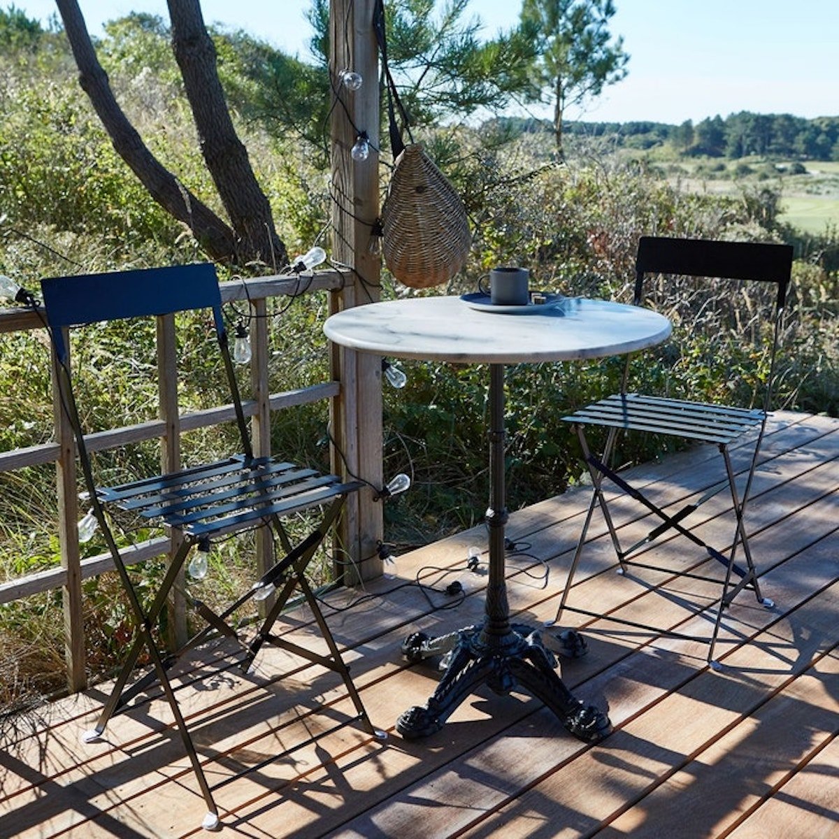 table ronde marbre blanc aménagement balcon longueur - blog déco - clemaroundthecorner