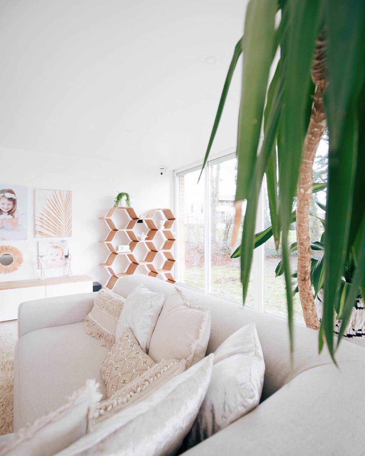 blog déco salon lumineux épuré bohème coussin frange étagère ovale bois naturel
