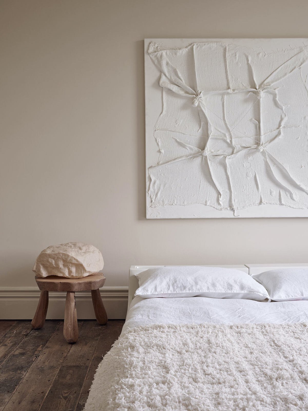 chambre sobre bois beige plaid moumoutte - blog déco - clem around the corner