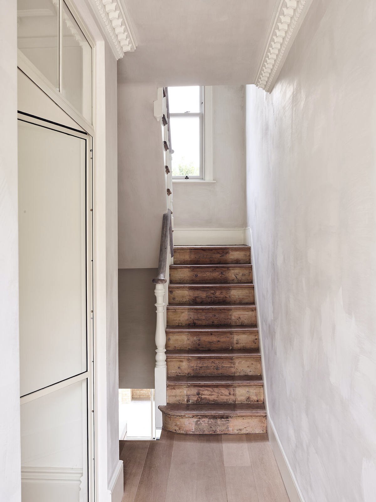 habitat de la capitale anglaise escalier traditionnel marches bois vieillit rampe