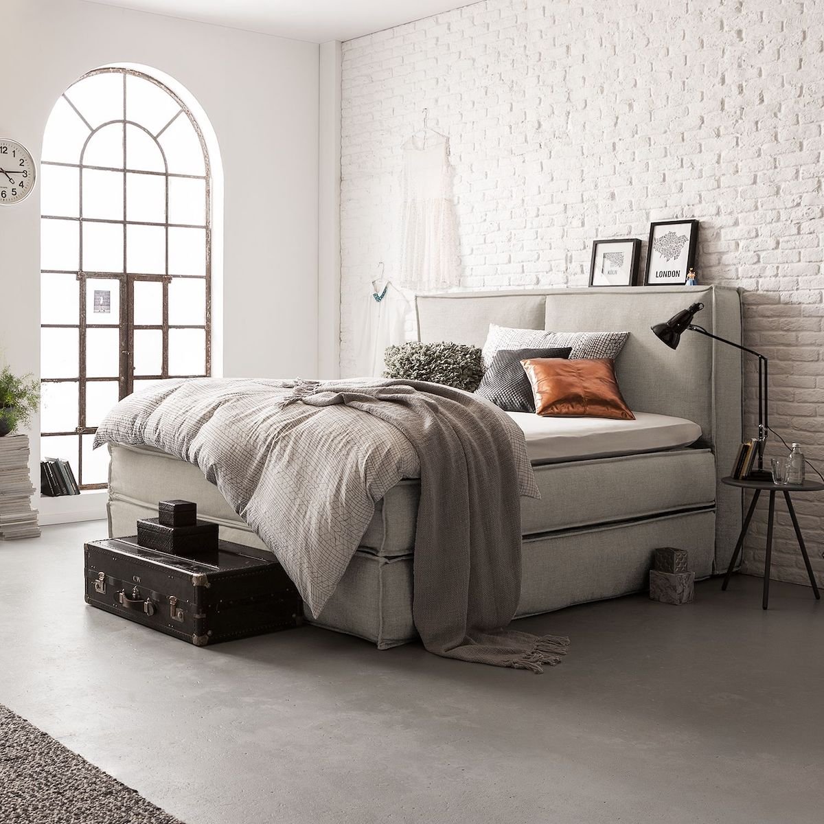 lit boxspring beige suite parentale mur en briques blanches fenêtre métallique noir