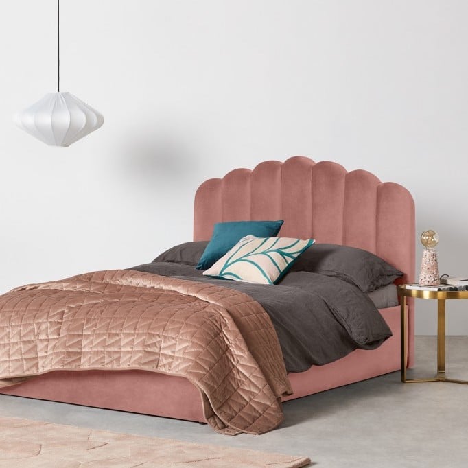 lit boxspring velours rose tête de lit oval suite parentale luxueuse table de chevet laiton