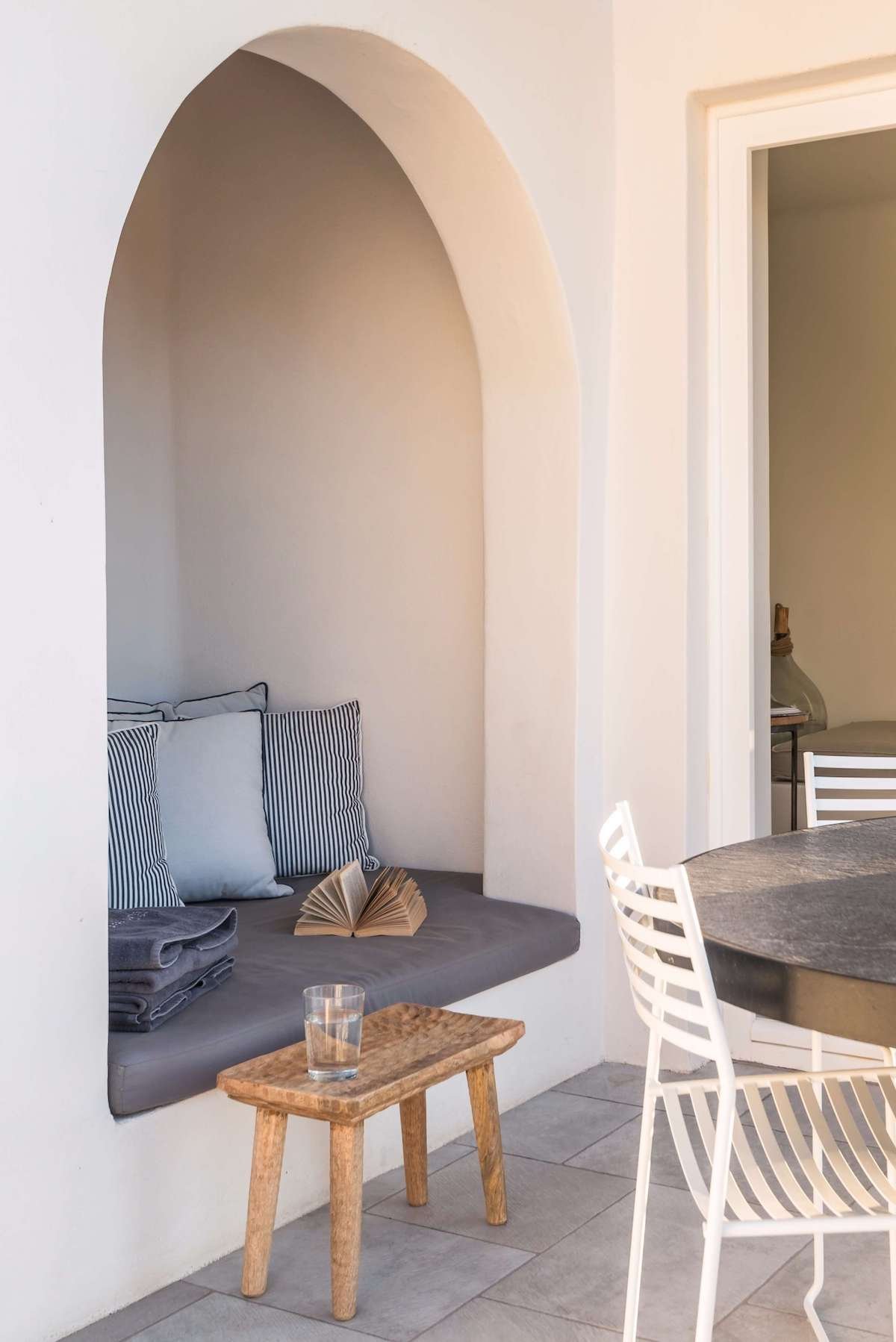 maison style grecque terrasse coin cosy alcove patio coussin rayé bleu blanc