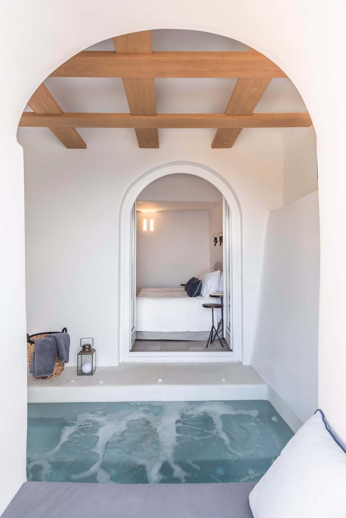 villa Grèce maison Santorin piscine intérieur - blog déco - clem around the corner