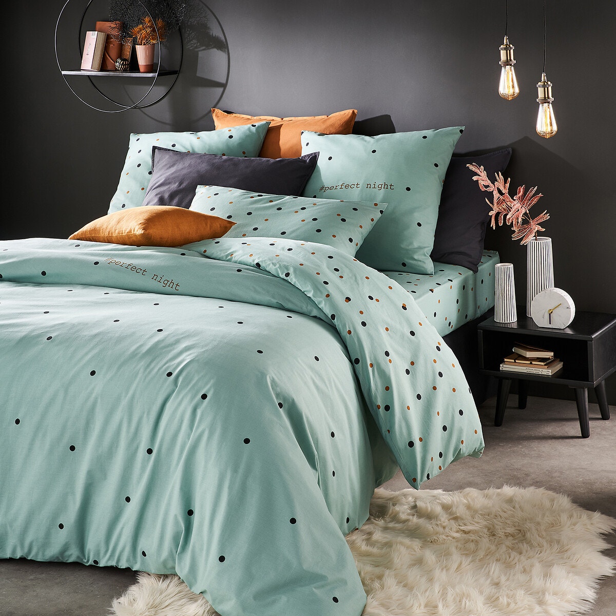 aménager une chambre d'ado fille mur noir tapis mouton couette turquoise verte bleu pois