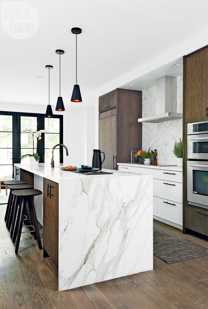 blog déco bois et blanc cuisine ouverte bar marbre tabouret haut bois foncé inspiration déco intérieure