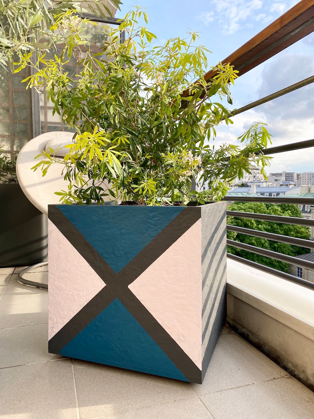 cache pot diy peinture personnalisation balcon aménagement blog création décoration clemaroundthecorner