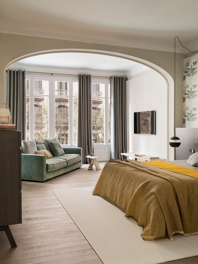 chambre parentale principale coin cosy canapé velours vert clair maison à Barcelone