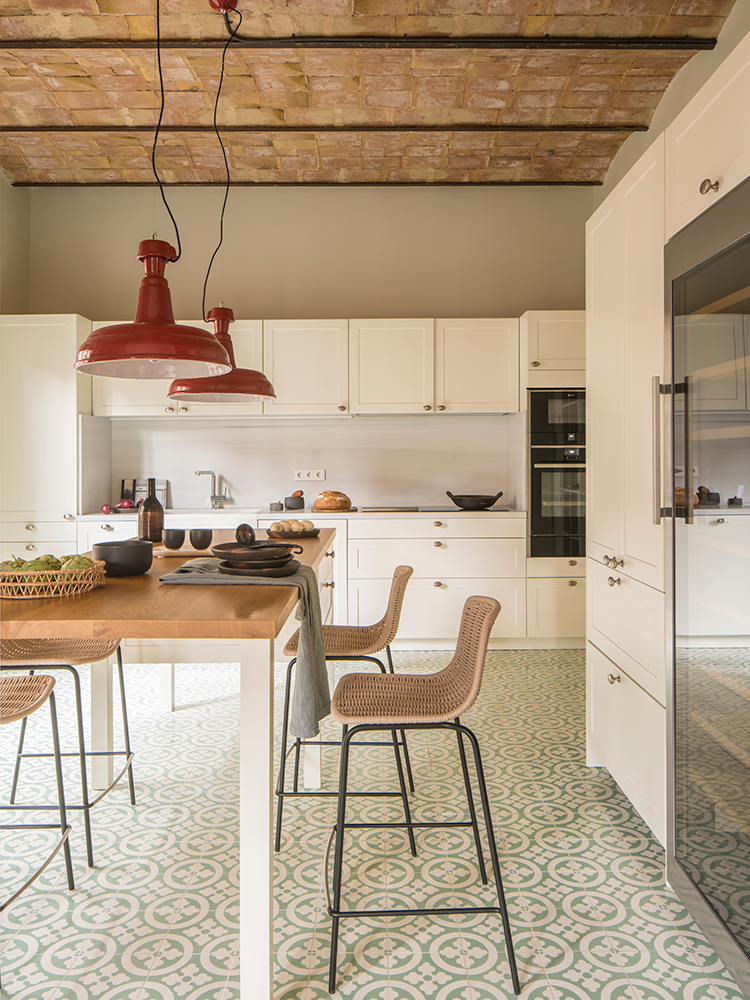 cuisine style campagne carreaux ciment vert clair blanc toit briques orange