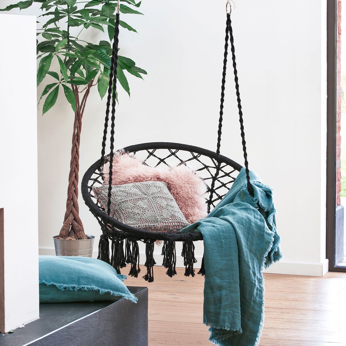espace cosy relaxation détente chambre ado fauteuil suspendu macramé noir corde diy lecture
