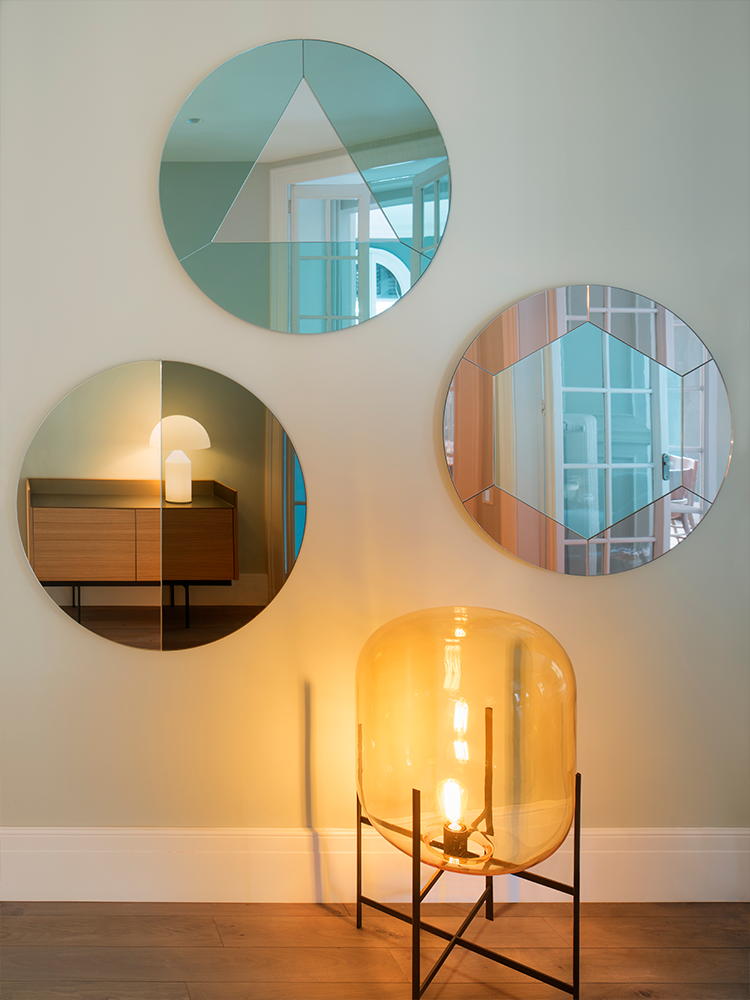mur miroir rond nacré rose reflet bleu turquoise décoration - clem around the corner