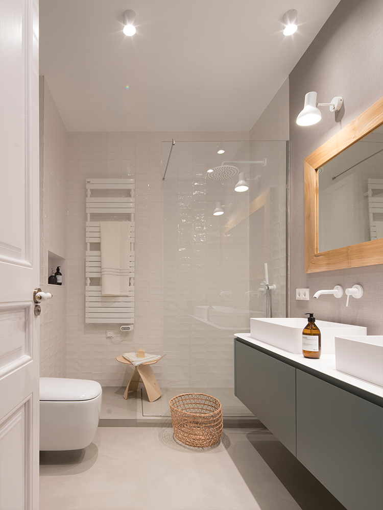 salle de bain enfant grise blanche maison à Barcelone