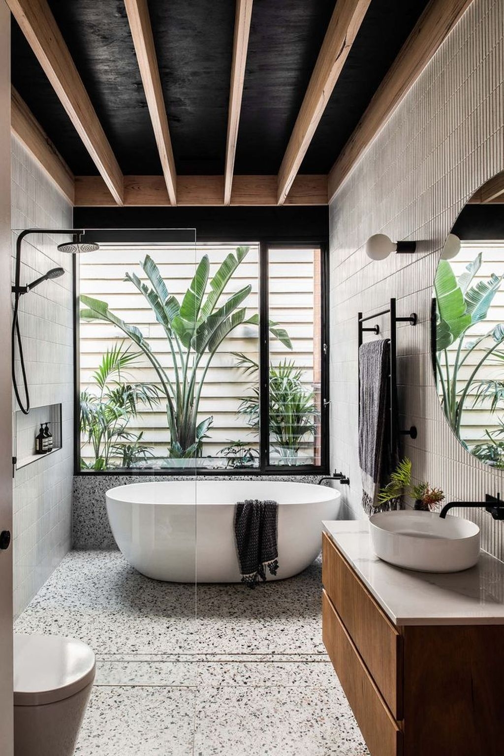 salle de bain végétale sol tacheté noir baignoire ronde ovale poutre apparente blog clematc