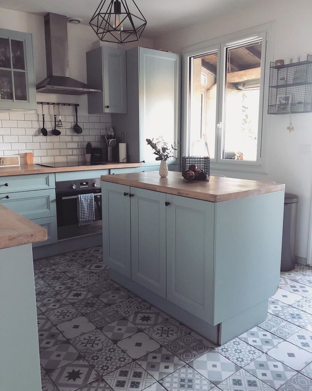 cuisine îlot central déco scandinave industrielle mint menthe pastel