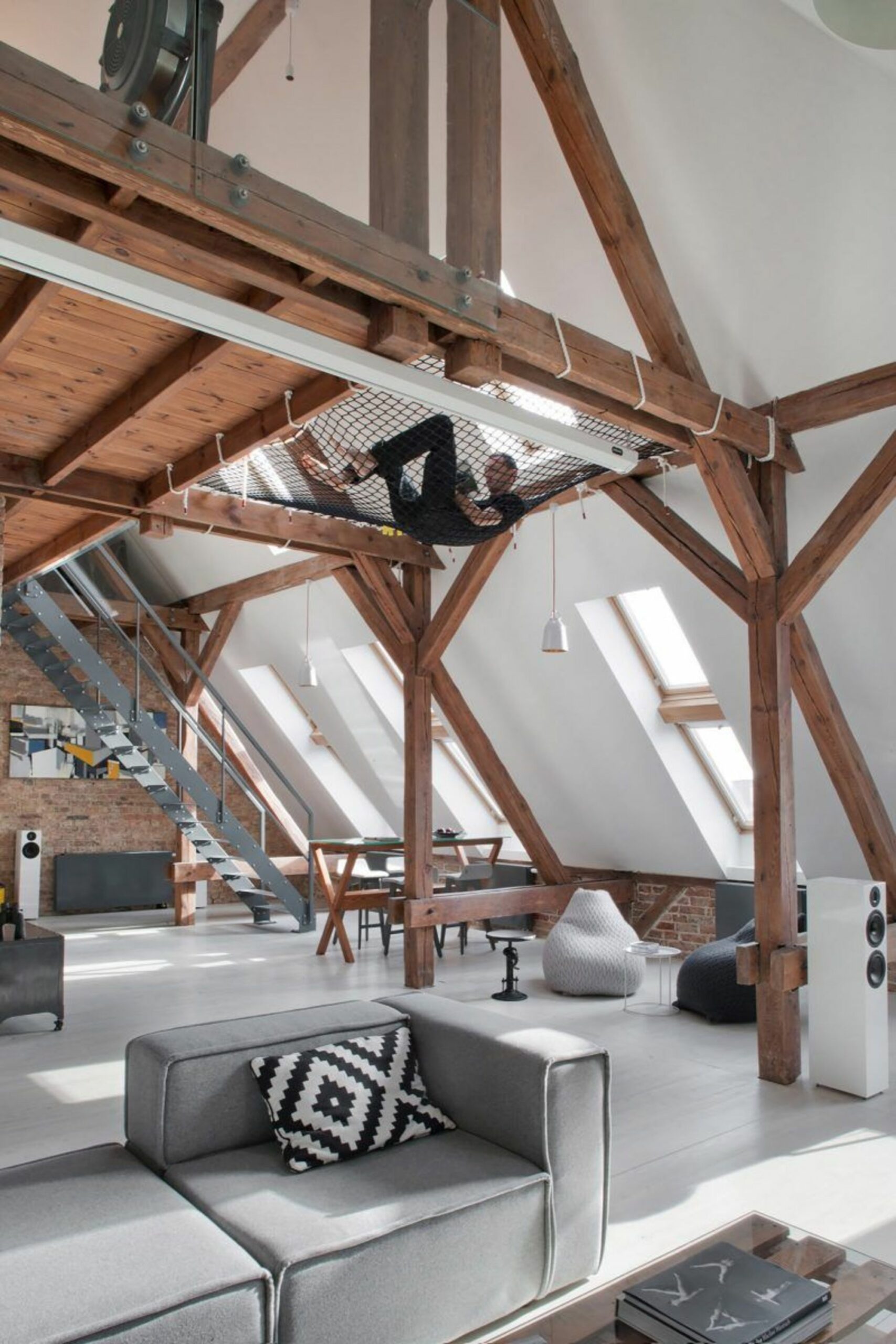 mezzanine loft hamac poutres apparentes trampoline - blog déco - clemaroundthecorner