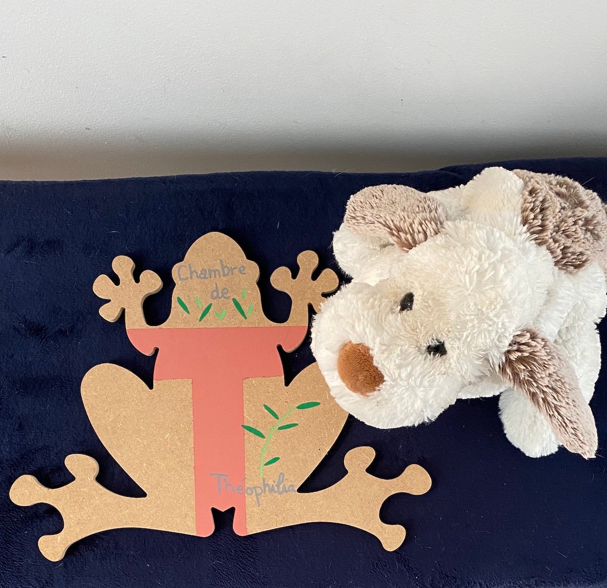 objet à personnaliser en bois plaque prénom porte chambre forme grenouille