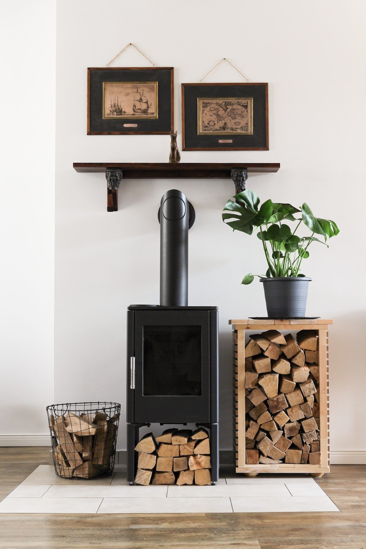 rangement bois bûche poêle granule plante verte décoration design hivernale