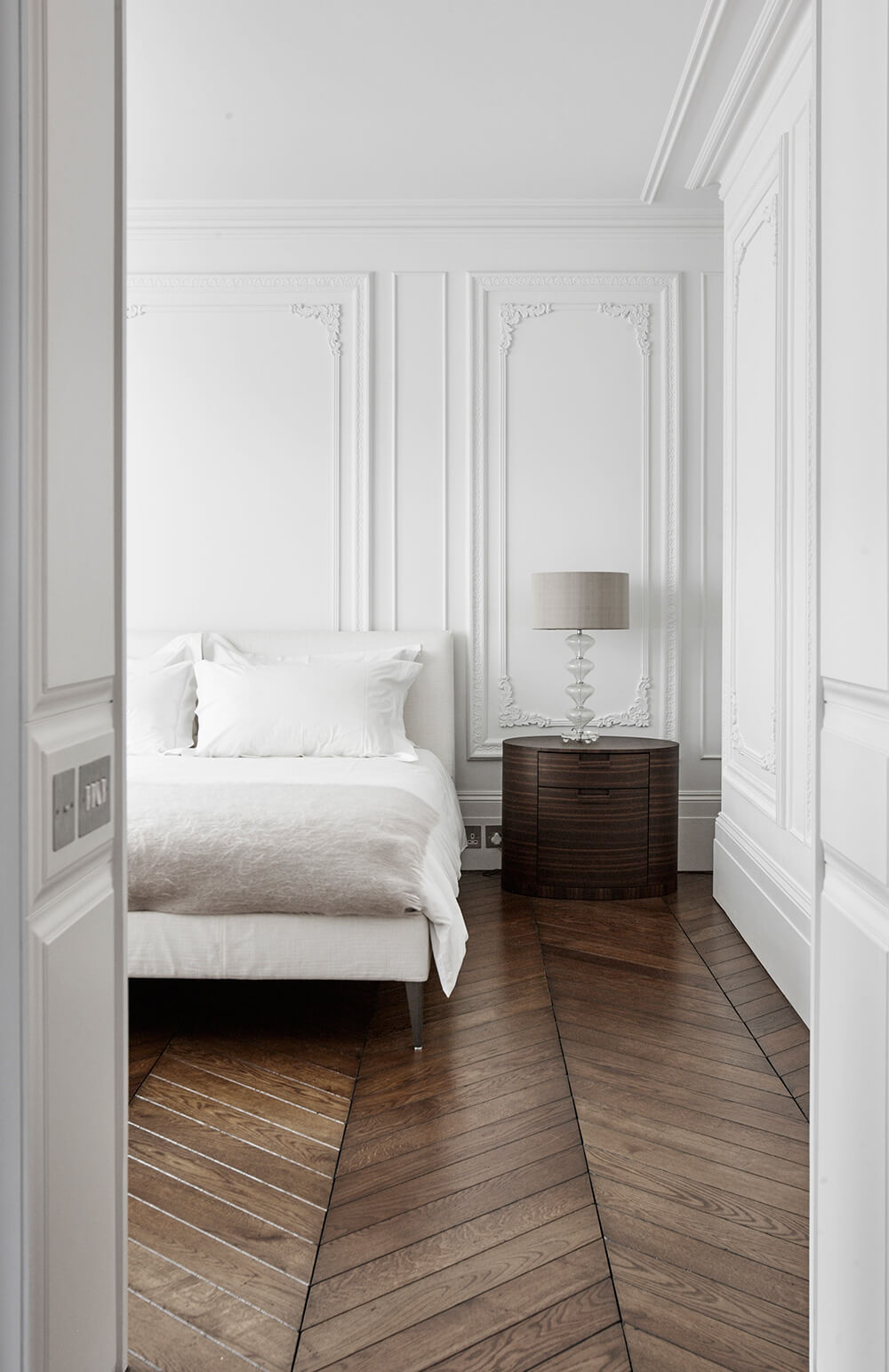 chambre déco haussmannienne moulures aux murs parquet chevron foncé