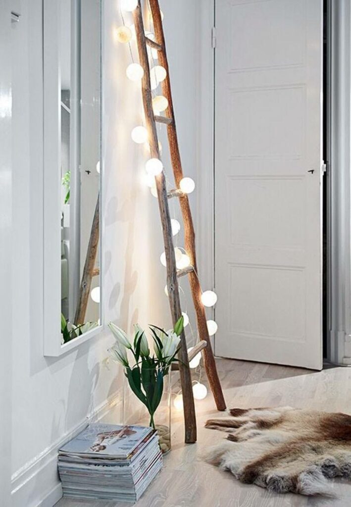 chambre échelle bois guirlandes lumineuses miroir tapis peau animaux clematc