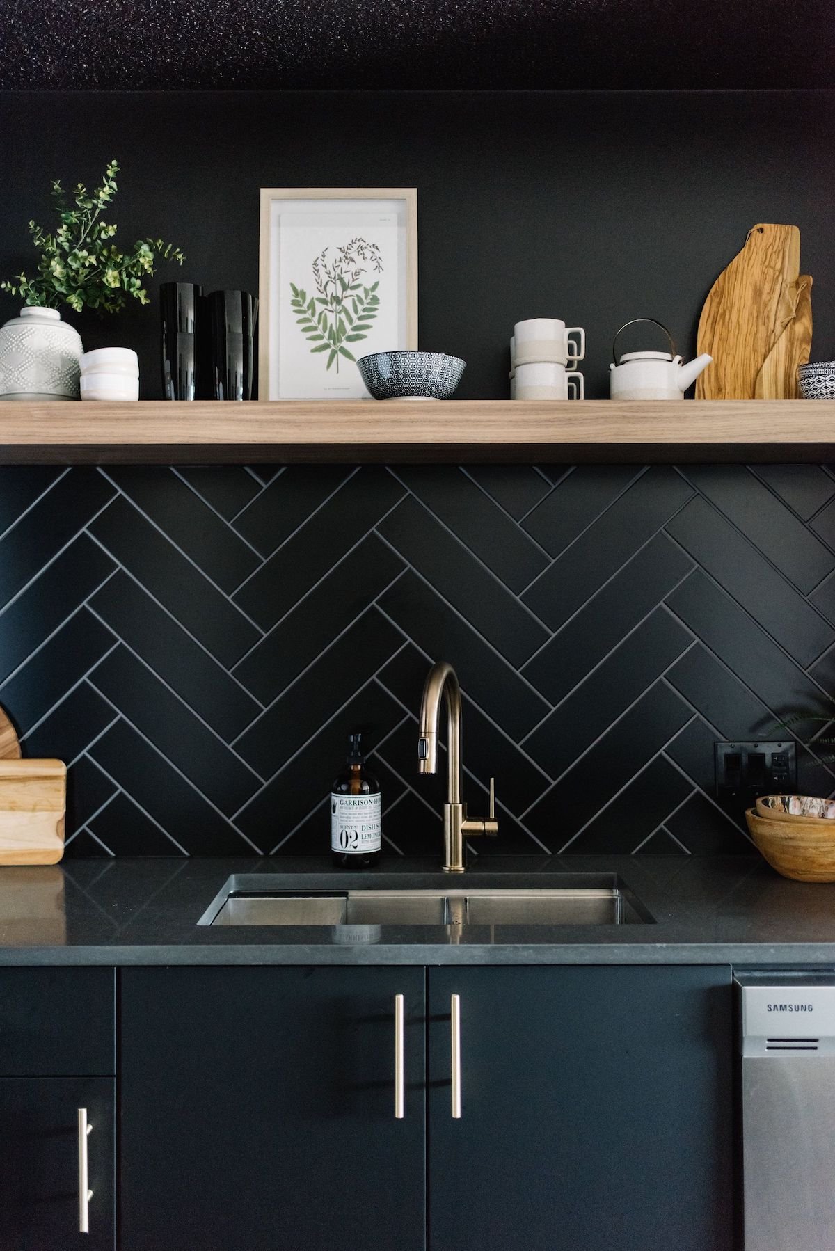 cuisine total look noir étagère bois robinet laiton blog déco clematc