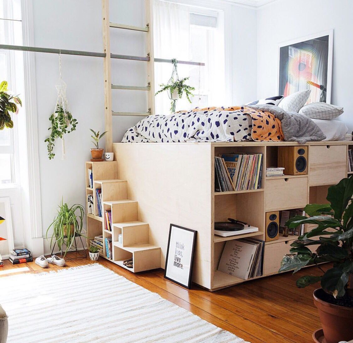 lit estrade bois escalier rangement tapis blanc à frange blog déco clematc