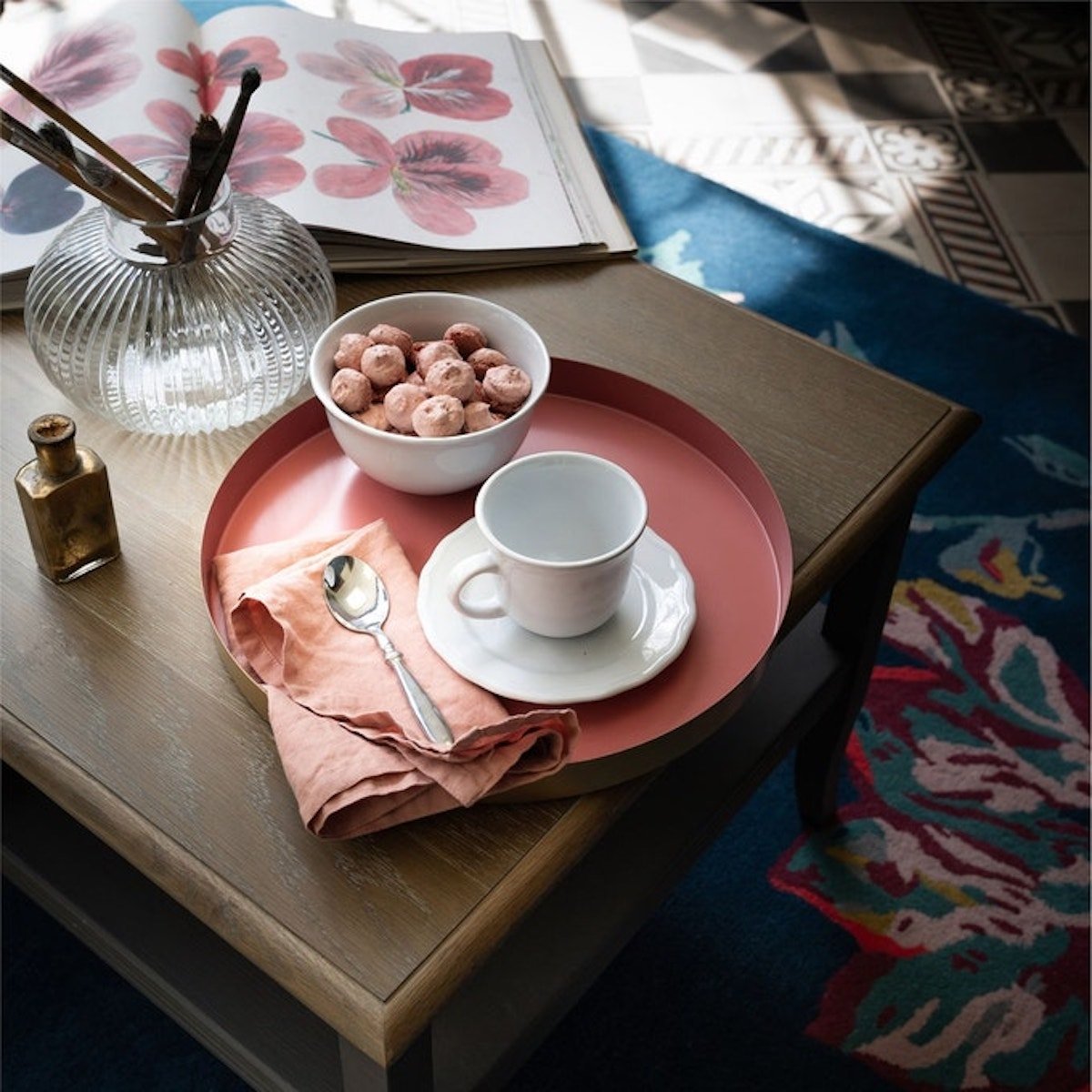 tasse gouter plateau rond table basse bois - blog déco - clematc