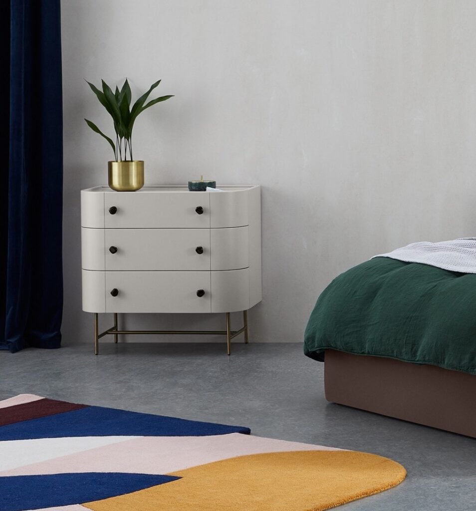 chambre sobre lumineuse moderne meuble vintage blanc pot laiton blog déco