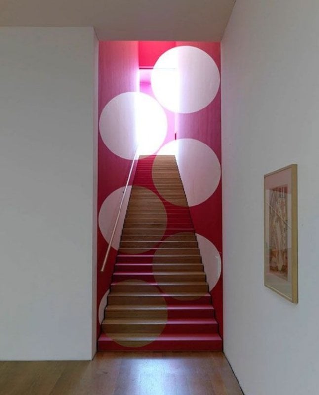 personnaliser pièce décoration escalier peinture style psychadelic 70s