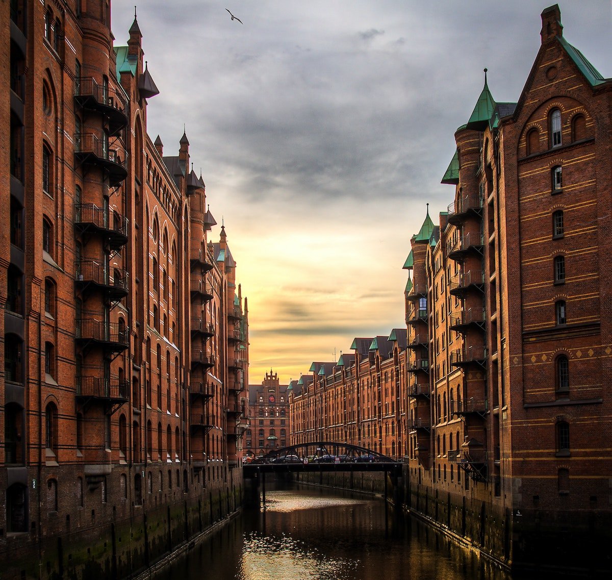 quartier hambourg mur briques rouge dorure toit vert pont fer architecture
