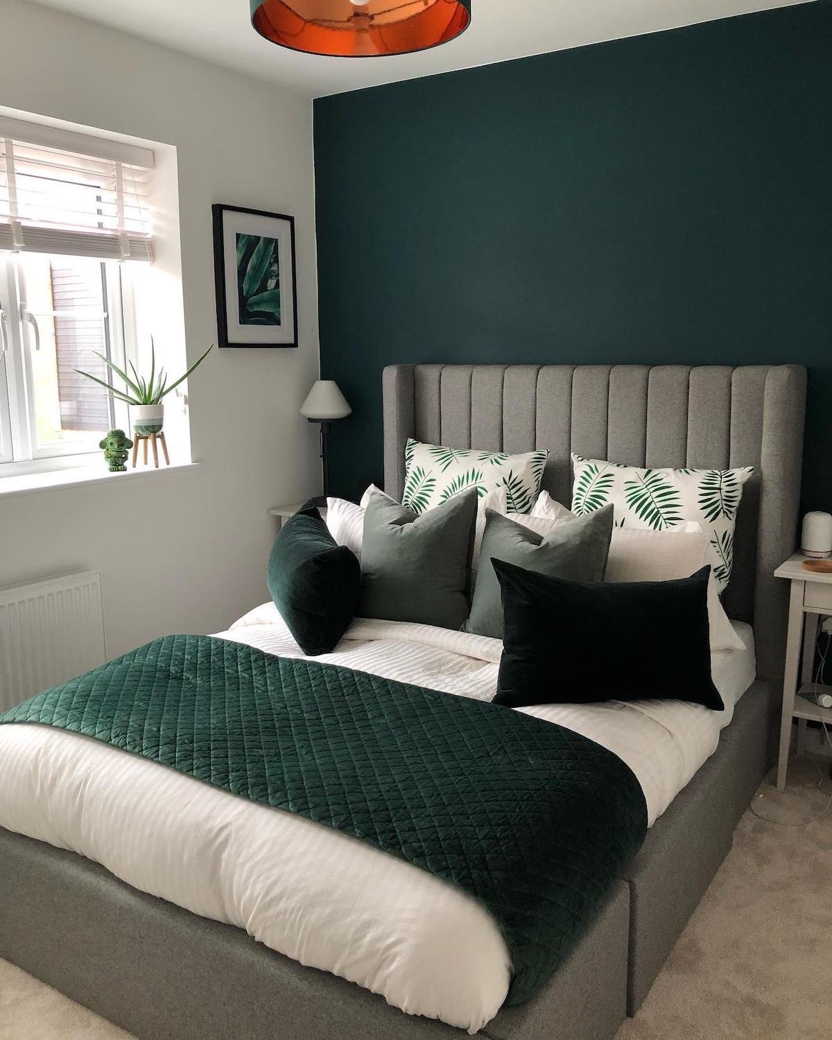 tête de lit gris clair sans pied velours coussins vert foncé déco végétale confortable