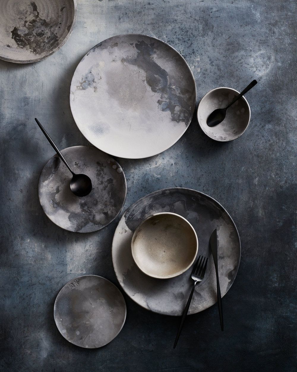 assiette ronde tache peinture grise noir blanche deco sombre