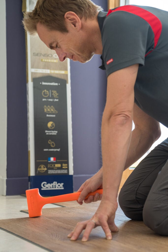 conseil astuces poser soi-même nouveau sol revêtement pvc gerflor sur carrelage facile