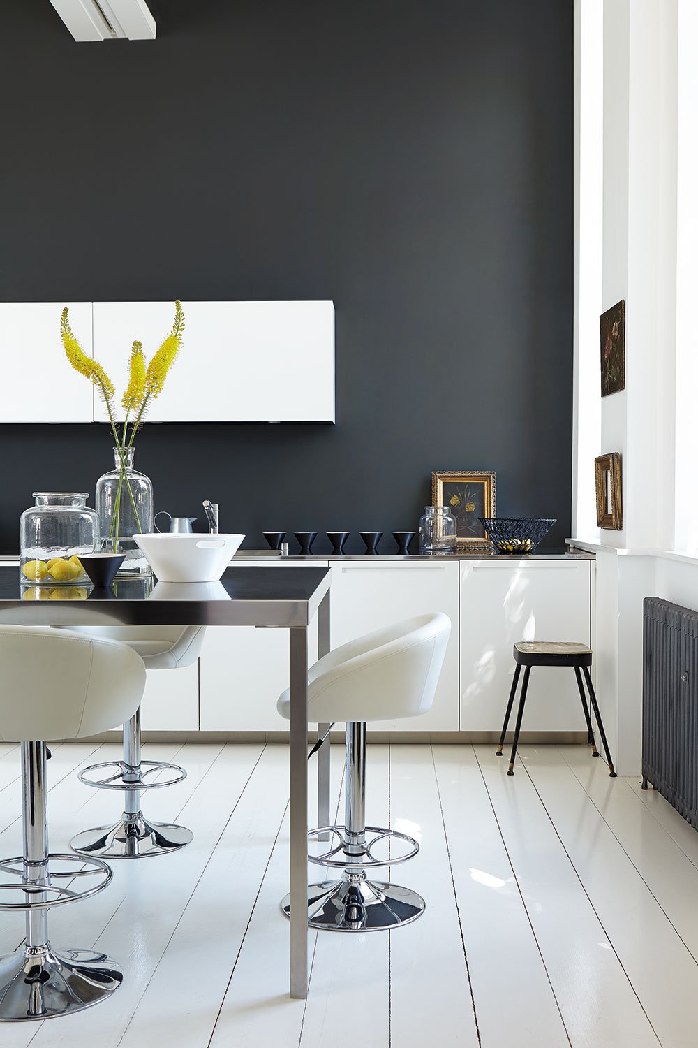 cuisine sobre noir blanc chaise haute blog deco intérieure