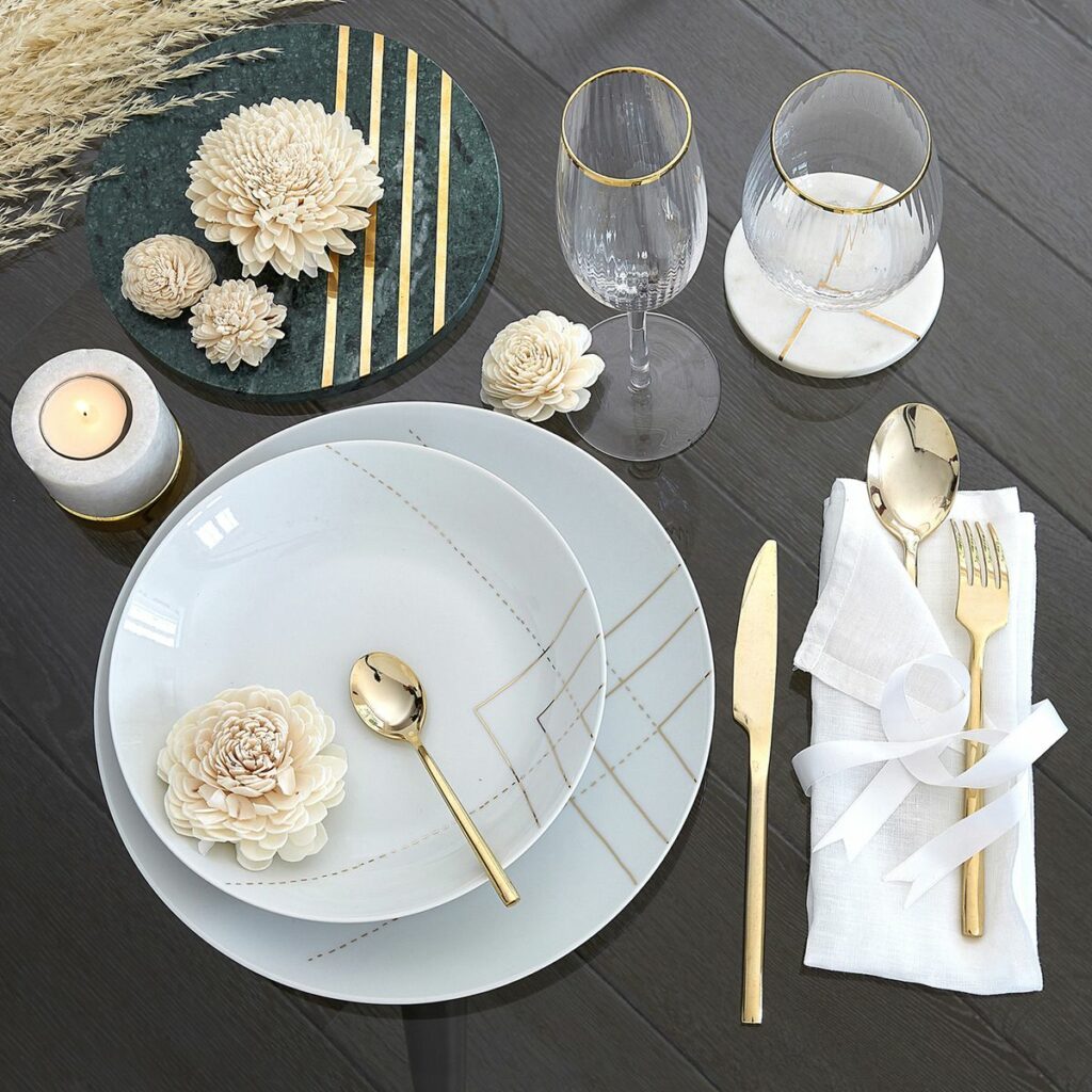 déco Noël chic table assiette blanche doré géométrique
