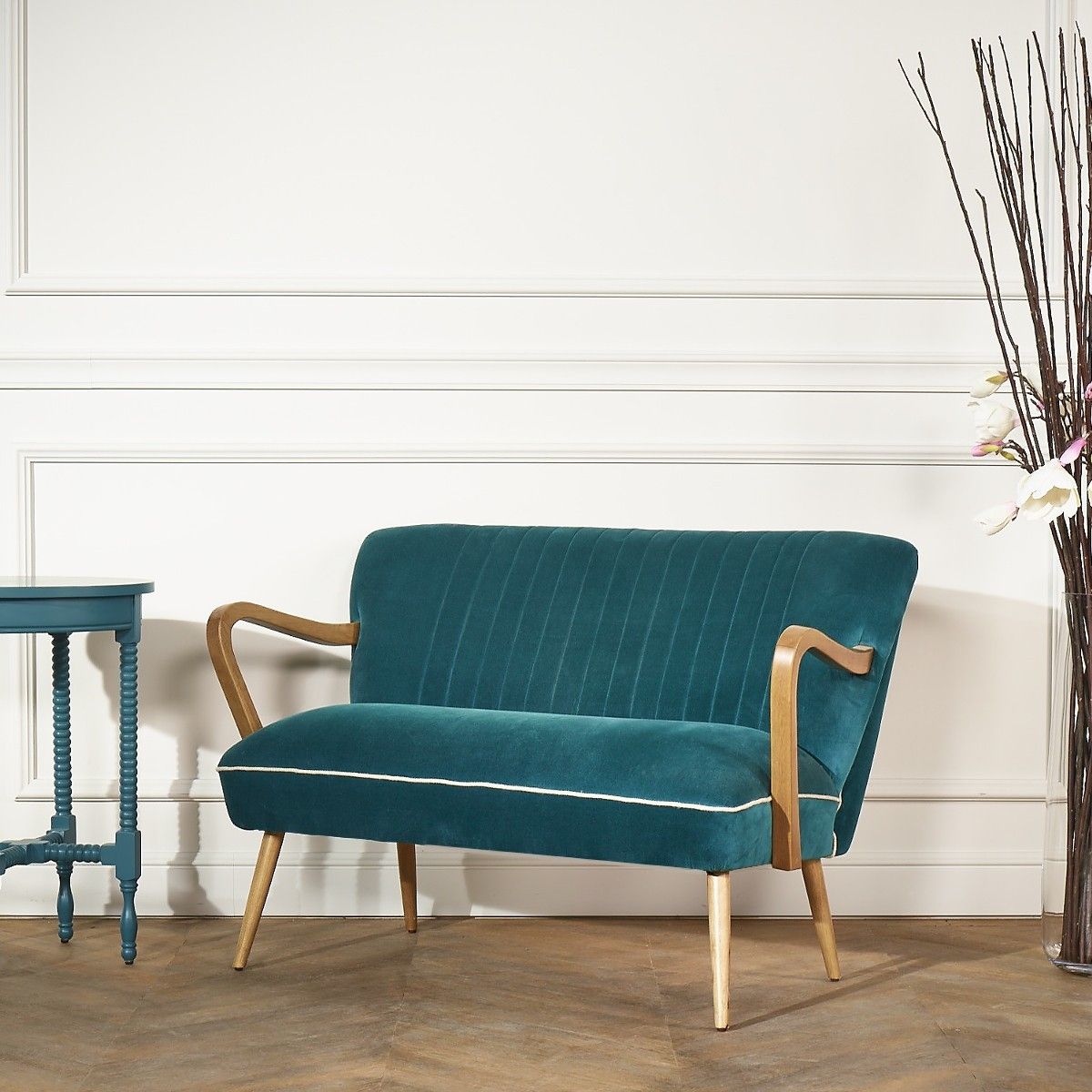 deco petit salon élégant canapé velours bleu canard pieds bois