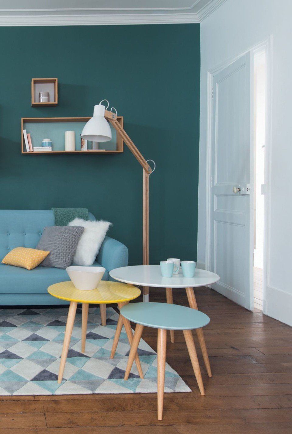 déco scandinave bleu ciel jaune table ronde bois tapis graphique