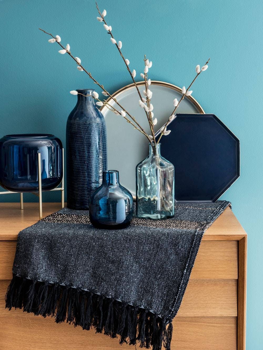 mobilier bois mur bleu accessoires verre soufflé