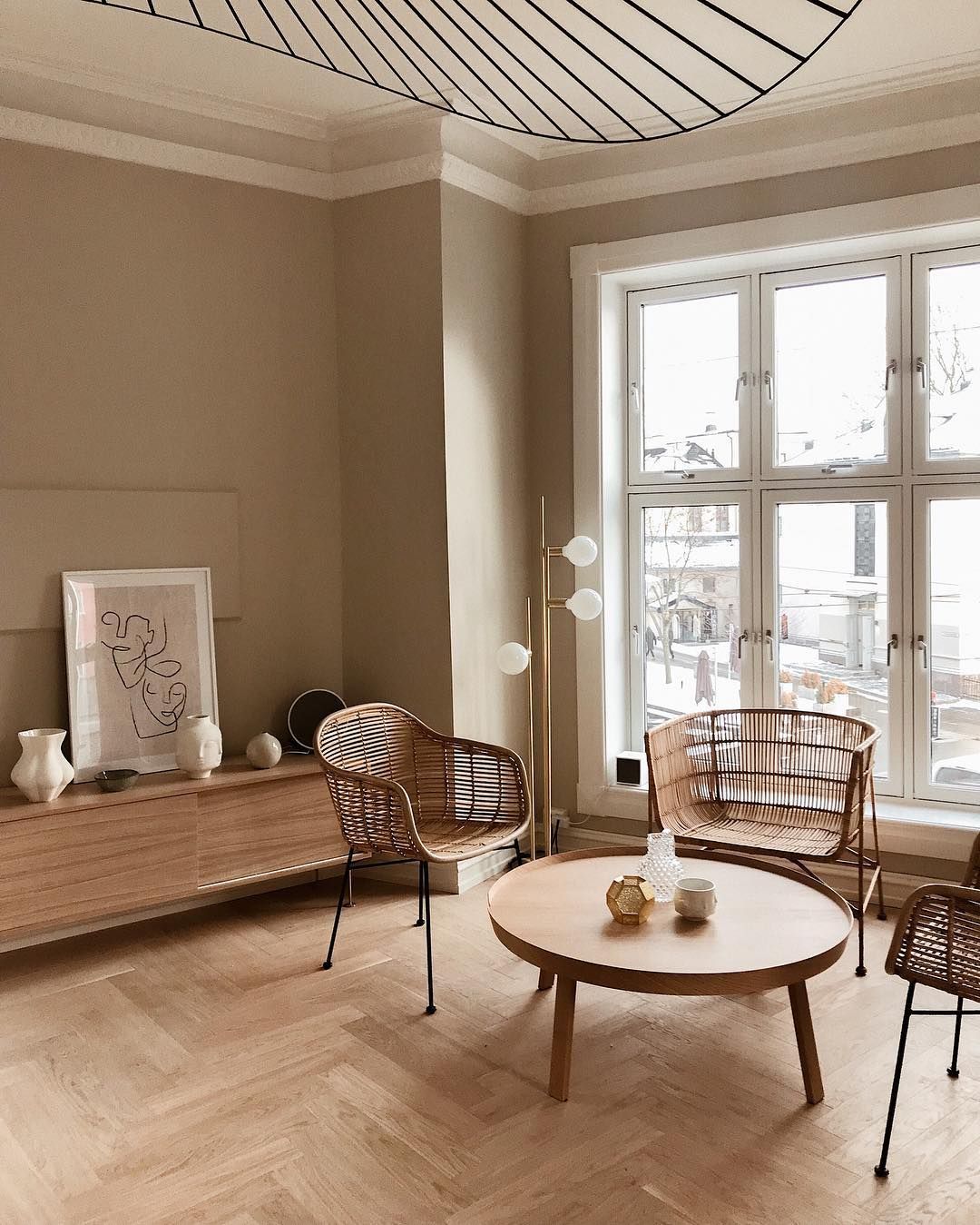 séjour beige blanc meuble chaise table bois lampe laiton