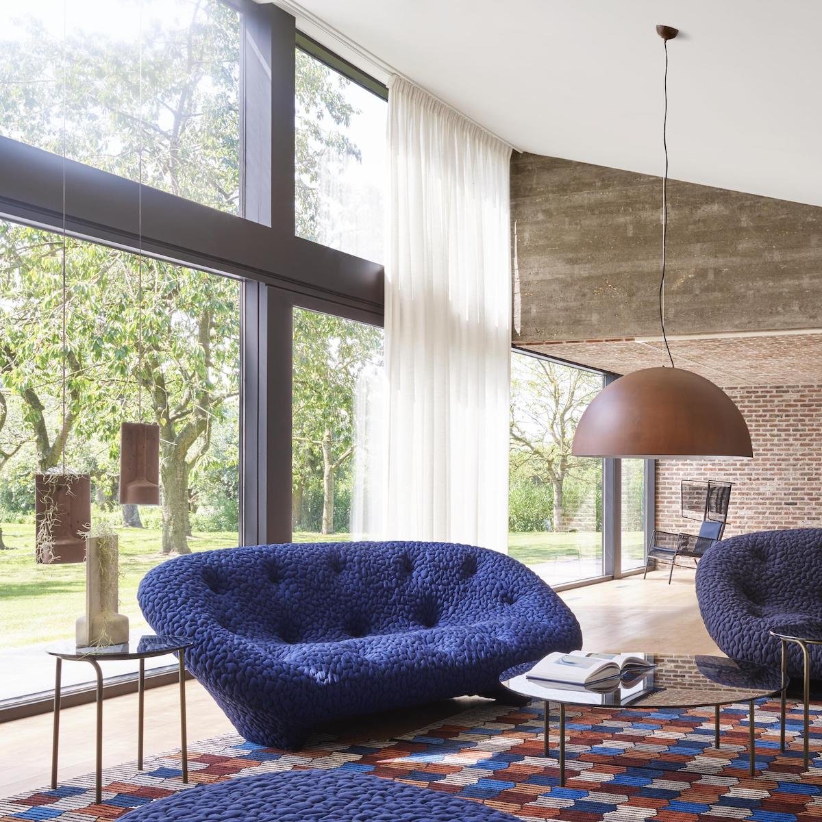 canapé rond confortable bleu marine sans pieds salon design rétro lumineux baies vitrées