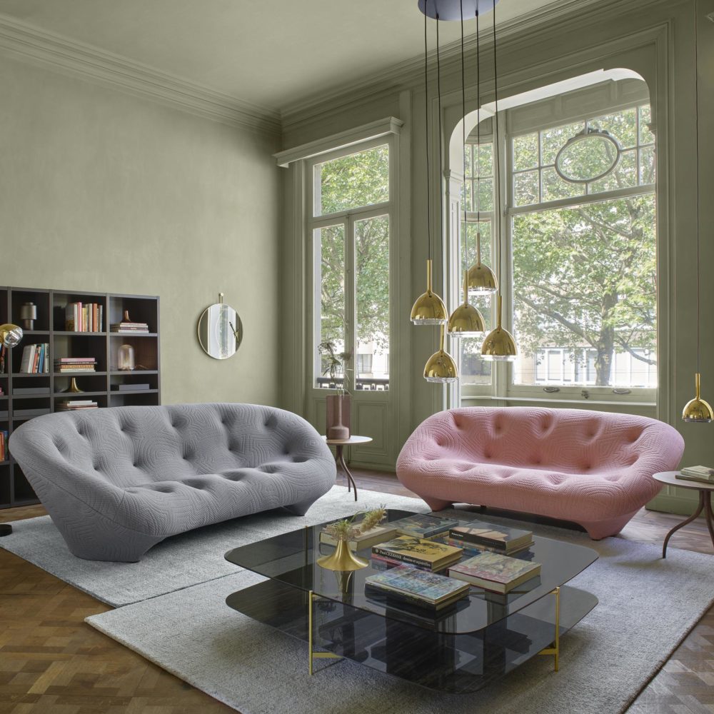 salon élégant doux raffiné canapé quatre places rose pastel gris suspension laiton